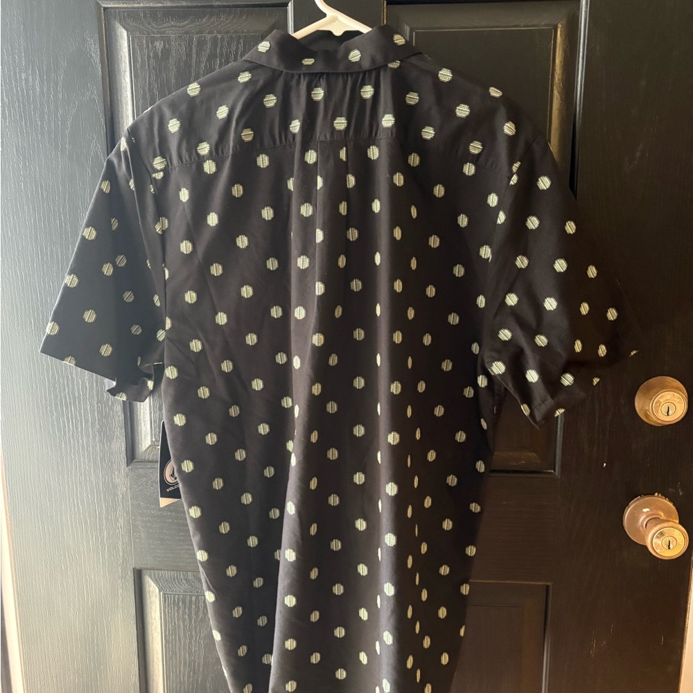 Volcom Men's Black Patterned Button down Shirt NWT - image 2